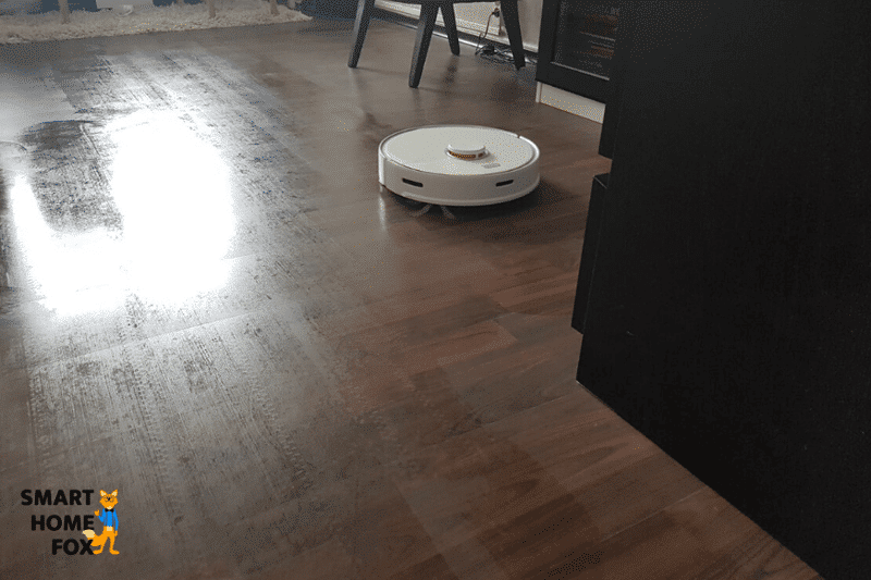 Roborock S5 Max mopping test on a laminate floor